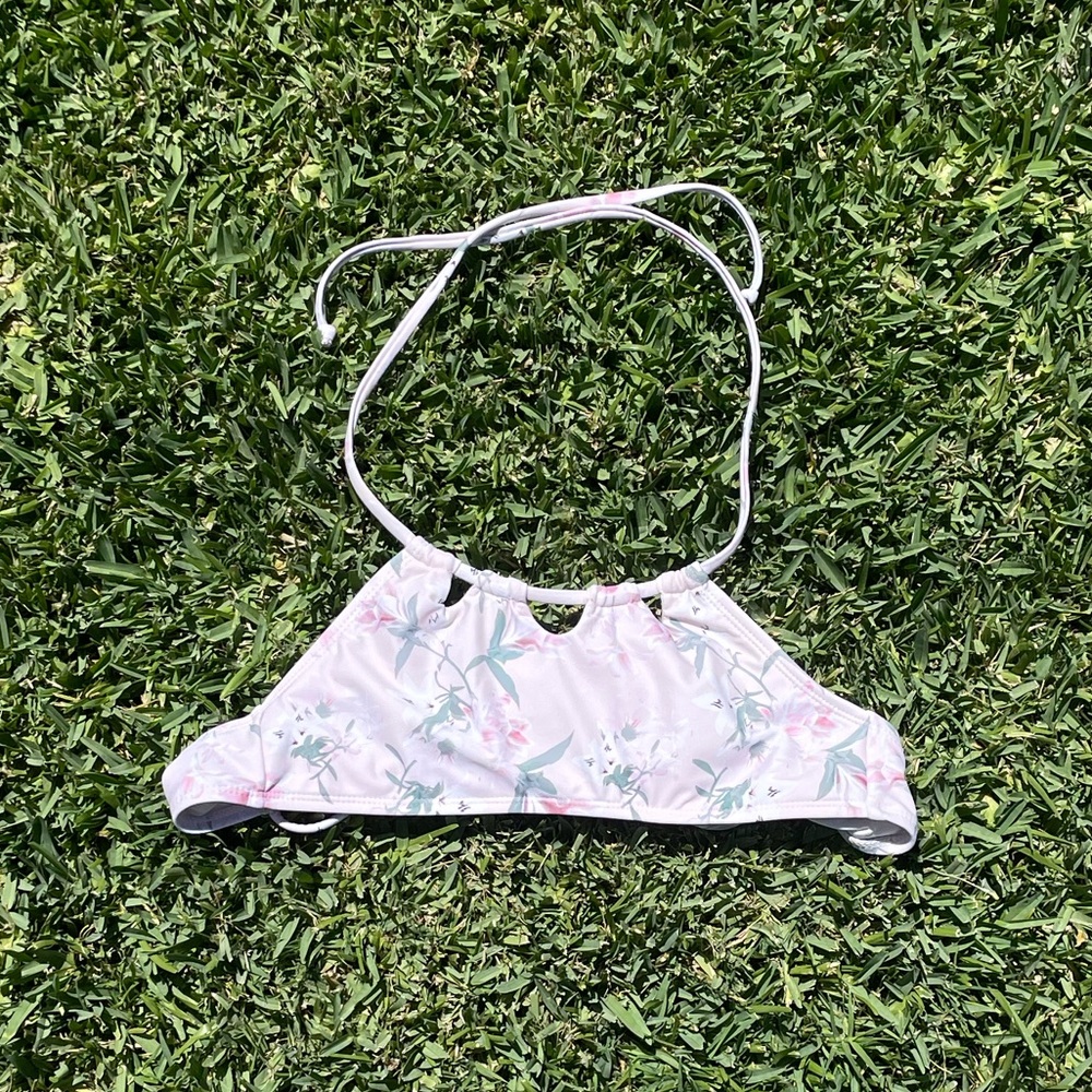 baby pink bikini top w floral pattern